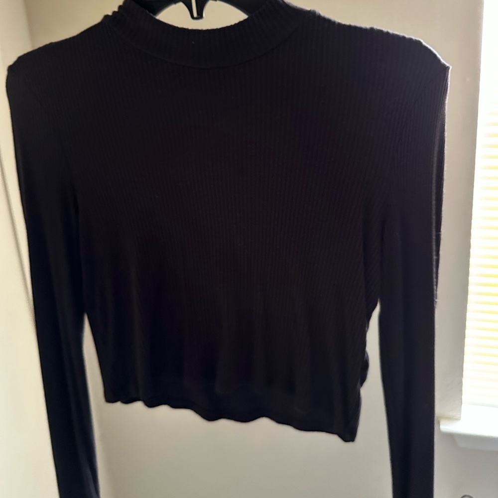 A crop top long sleeve shirt